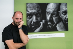 Dimitris Michalakis vor seinem Porträt des Salzburger Fotografen Joachim Bergauer. Foto: Jürgen Sturnay